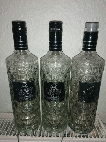 Leere flaschen vodka three - flaschen,