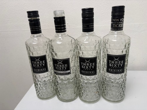 Leere flaschen vodka three - 4,